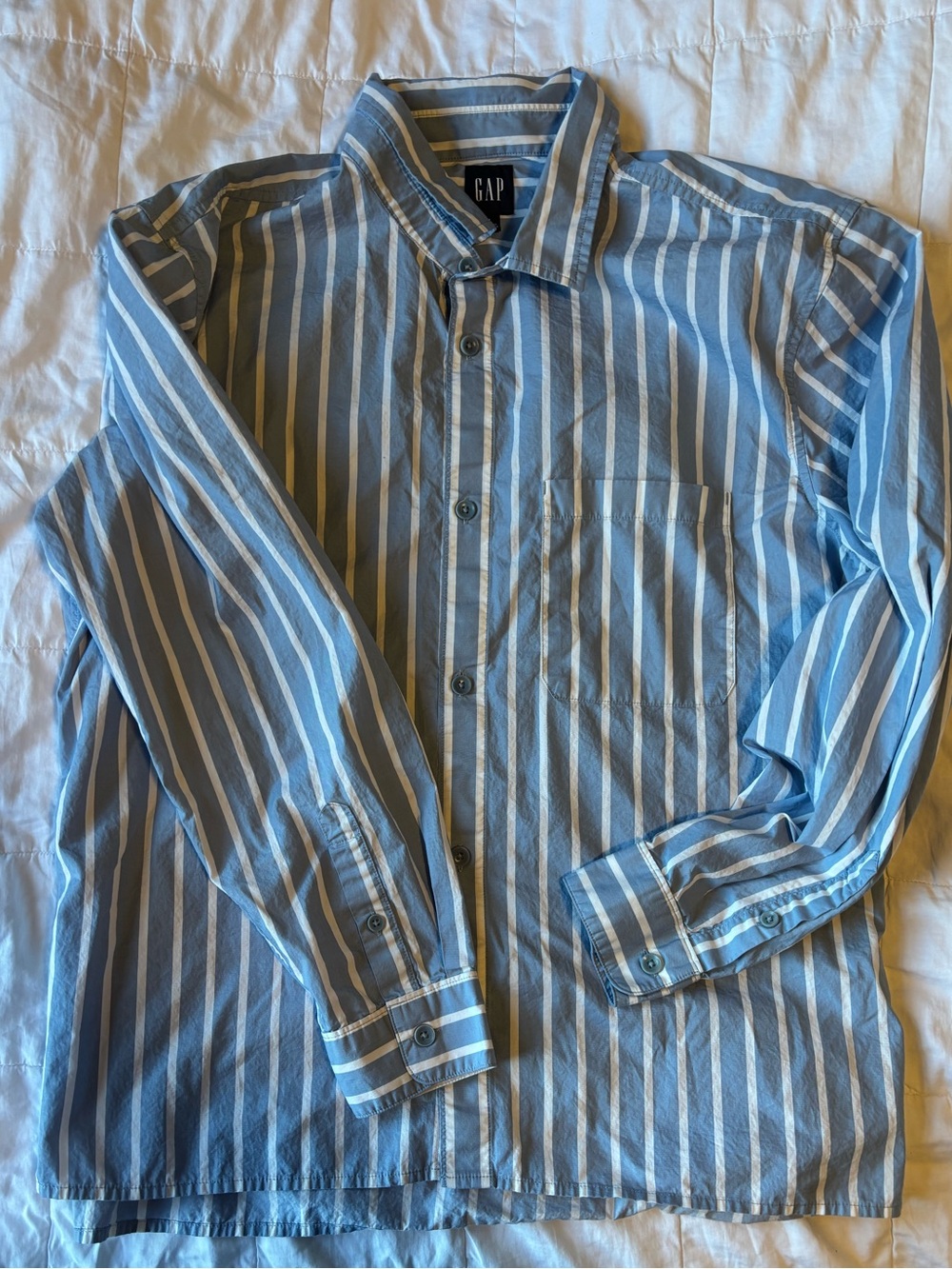GAP Men's Blue and White Stripe 100% Cotton Button-Up Shirt
